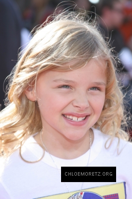 chloemoretzfancom003.jpg