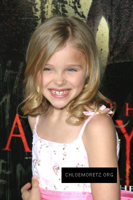 chloemoretzfancom012.jpg