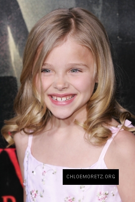 chloemoretzfancom024.jpg