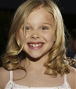 chloemoretzfancom004.jpg