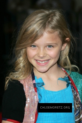 chloemoretzfancom001.jpg