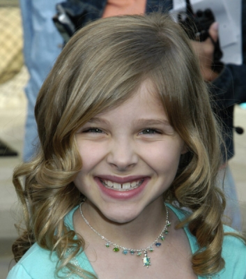 chloemoretzfancom006.jpg