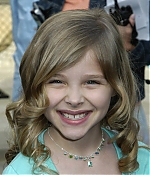 chloemoretzfancom006.jpg