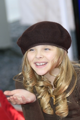 chloemoretzfancom001.jpg