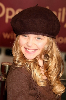chloemoretzfancom049.jpg