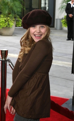 chloemoretzfancom070.jpg