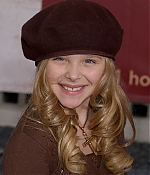 chloemoretzfancom014.jpg