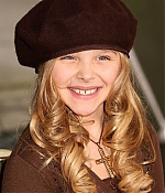 chloemoretzfancom052.jpg