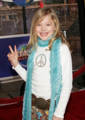 chloemoretzfancom016.jpg