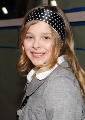 chloemoretzfancom001.jpg