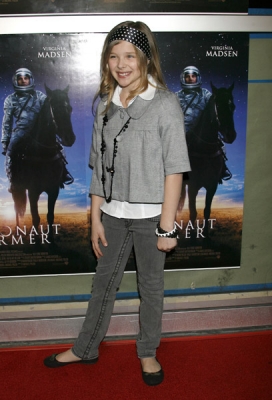 chloemoretzfancom007.jpg