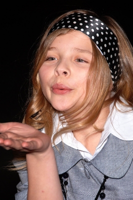 chloemoretzfancom015.jpg