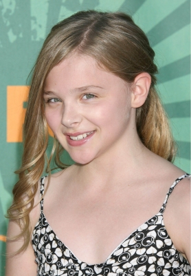 chloemoretzfancom003.jpg