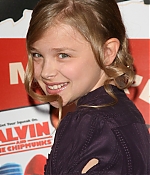 chloemoretzfancom006.jpg