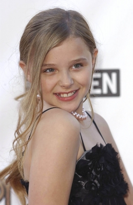 chloemoretzfancom008.jpg