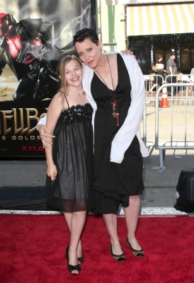 chloemoretzfancom020.jpg
