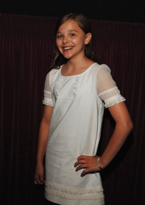chloemoretzfancom004.jpg