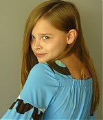 chloemoretzfancom001.jpg
