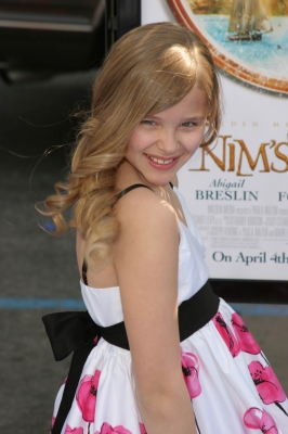 chloemoretzfancom005.jpg