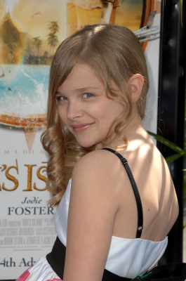 chloemoretzfancom012.jpg