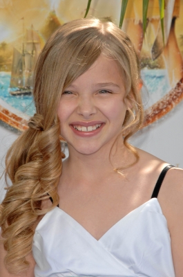 chloemoretzfancom019.jpg