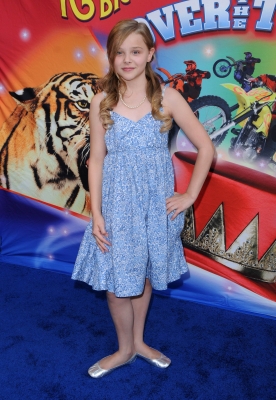 chloemoretzfancom006.jpg