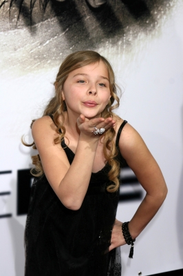 chloemoretzfancom006.jpg