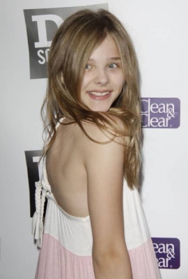 chloemoretzfancom007.JPG