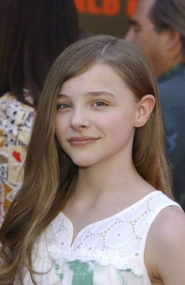 chloemoretzfancom008.jpg