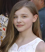 chloemoretzfancom008.jpg