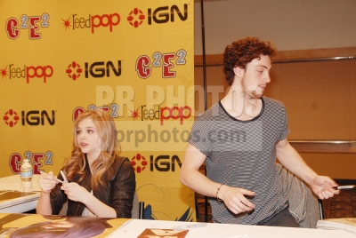 chloemoretzfancom004.jpg