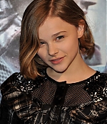 chloemoretzfancom003.jpg