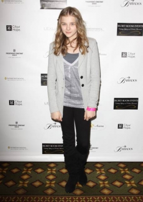 chloemoretzfancom002.JPG
