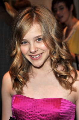 chloemoretzfancom004.jpg