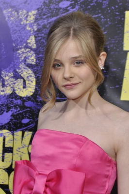 chloemoretzfancom020.jpg
