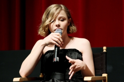 chloemoretzfancom001.jpg