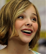 chloemoretzfancom005.jpg