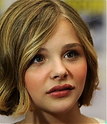 chloemoretzfancom006.jpg