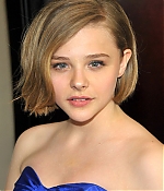 chloemoretzfancom008.jpg