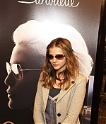 chloemoretzfancom001.jpg