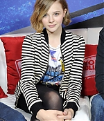 chloemoretzfancom009.jpg