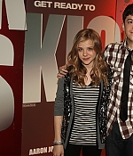 chloemoretzfancom008.jpg