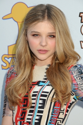 chloemoretzfancom008.jpg