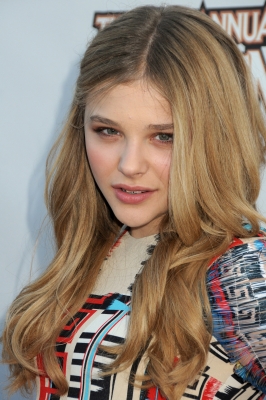 chloemoretzfancom010.jpg