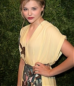 chloemoretzfancom003.jpg