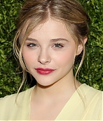 chloemoretzfancom006.jpg