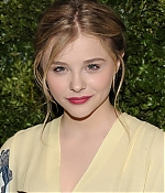 chloemoretzfancom008.jpg