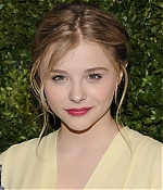 chloemoretzfancom010.jpg