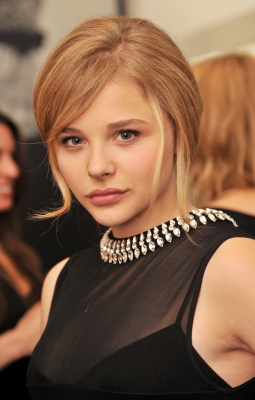 chloemoretzfancom002.jpg