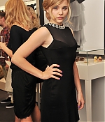 chloemoretzfancom005.jpg